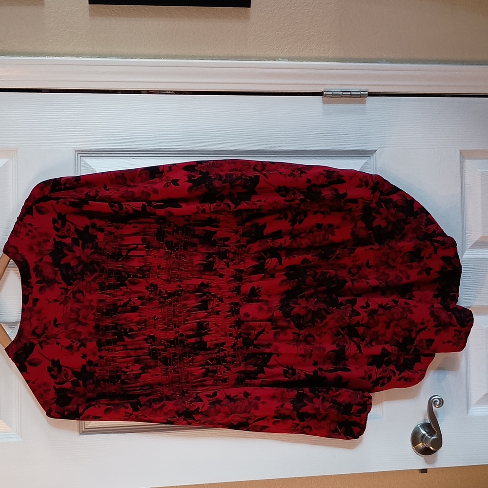 TORRID Size 1X Button Red & Black Floral Babydoll Blouse (b333) - Picture 2 of 4